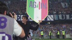 Conte mostra lo scudetto ai tifosi del Napoli
