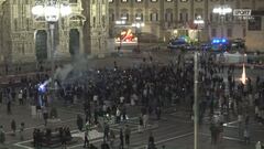 Napoli, è festa anche a Milano: i fuochi d'artificio in Piazza Duomo