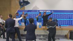 Irruzione dei calciatori del Napoli in sala stampa