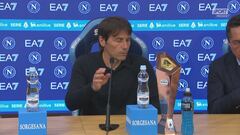 I giocatori "invadono" la sala stampa e cantano insieme a Conte