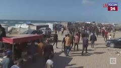 Gaza, assaltato un centro di distribuzioni di aiuti alimentari: le immagini