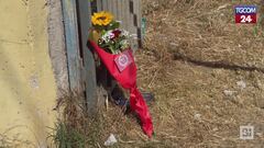 Afragola, un mazzo di fiori sul luogo dell'omicidio di Martina Carbonaro