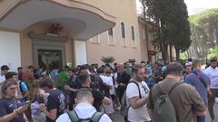 Bagno di folla per De Bruyne al suo arrivo a Villa Stuart