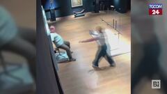 Turisti danneggiano un'opera d'arte al museo e scappano