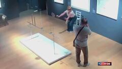 Verona, turista danneggia la "Sedia Van Gogh" per uno scatto