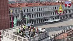 Venezia, la spettacolare esercitazione dei vigili del fuoco sulla Torre dell'Orologio