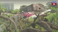 Disastro aereo in India, squadre di soccorso al lavoro intorno al relitto
