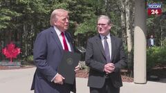Gaffe di Trump al G7: firma l'accordo con Gb ma fa cadere i fogli