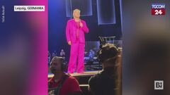 Robbie Williams commuove il pubblico parlando dei suoi genitori