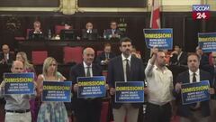 Inchiesta urbanistica a Milano, tensione in consiglio comunale: cartelli contro Sala