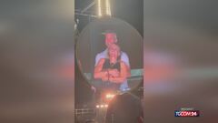 La kiss cam al concerto dei Coldplay svela un presunto tradimento: il video è virale