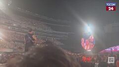 Altra kiss cam al concerto dei Coldplay: "Voi due siete una coppia legittima?"