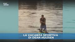 Huijsen balla e impenna sulla moto d'acqua