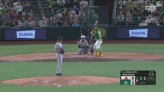 MLB, a Shea Langeliers si spezza la mazza e finisce addosso al ricevitore