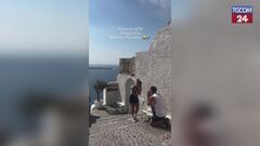 Santorini, proposta di matrimonio rovinata da due turisti: il video è virale
