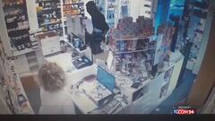 "L'ho picchiato con tutte le mie forze": una commerciante mette in fuga un rapinatore con il coltello