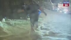 Violenta tempesta e strade allagate a Hong Kong: l'acqua arriva alle ginocchia
