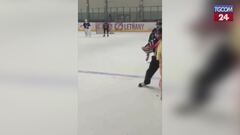 Caos alla partita di hockey giovanile, la madre di un giocatore si getta in pista