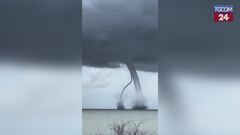 Spettacolo naturale sul Delta del Po: doppia tromba marina al largo di Goro