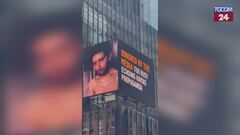 Le immagini shock dell'ostaggio Evyatar David proiettate a Times Square: l'iniziativa di Israele