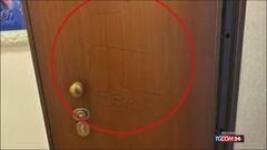 Antisemitismo a Milano, svastiche sulla porta di un appartamento