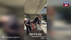 Michelle Hunziker, make-up sul lato B prima dello shooting in intimo