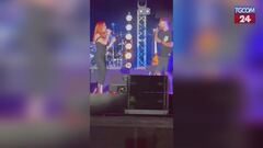 Oh ma... che sorpresa per Noemi! Sul palco "spunta" Rocco Hunt