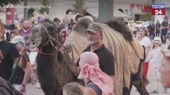 Budapest, la protesta degli attivisti per il clima: cammelli per le vie del centro