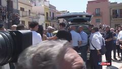 Funerali di Simona Cinà, l'arrivo del feretro tra gli applausi