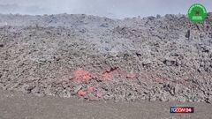 Fiamme, fumo, cenere: l'Etna si accende ancora