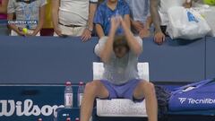 Us Open 2025, Medvedev perde la testa e distrugge la racchetta
