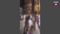 Napoli, fumogeni e fuochi d'artificio per un gender reveal davanti al Duomo: è polemica
