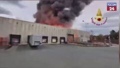 Incendio in un'azienda di materiali plastici a Pianezza: l'intervento dei vigili del fuoco