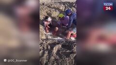 California, buca in spiaggia si riempie d'acqua: salvati due bambini intrappolati nella sabbia