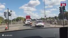 Wembley, auto sperona uno scooter e fugge