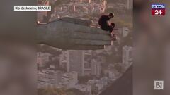Rio de Janeiro, scalano il Cristo Redentore e si lanciano con il paracadute