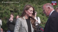 Regno Unito, la principessa Kate visita una fabbrica di seta: acclamata dalla folla