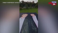 Windsor, attivisti srotolano uno striscione che raffigura Donald Trump con Epstein