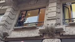 Entusiasmo rossonero: Rabiot acclamato dai tifosi in centro a Milano