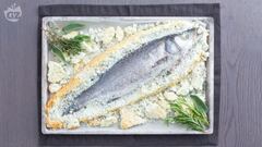 Branzino (spigola) alle erbe in crosta di sale