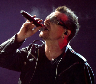 Bono festeggia a Cannes un compleanno speciale Bono festeggia a Cannes un compleanno speciale