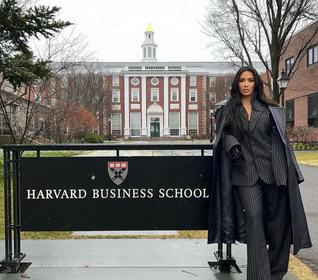 Kim Kardashian si è laureata in Giurisprudenza Kim Kardashian si è laureata in Giurisprudenza