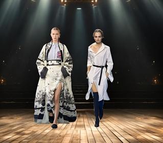 Abito camicia vs kimono, il duello di stile che conquista l'estate Abito camicia vs kimono, il duello di stile che conquista l'estate