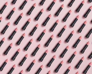 Lipstick e gloss estate, le novità per labbra idratate e luminosità a specchio