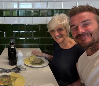 David Beckham, lo scatto con la mamma e la sorella David Beckham, lo scatto con la mamma e la sorella