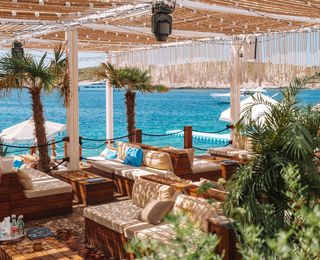 I chiringuiti più cool dell’estate: quando l'aperitivo incontra il tramonto