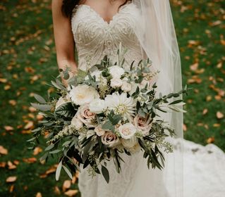 Bouquet da sposa autunnali: tra foliage, bacche e...addio total white!