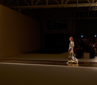 Milano Fashion Week SS26: Roberto Cavalli, il bagliore dell’oro come simbolo di regalità  