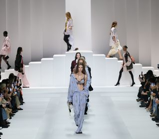 Milano Fashion Week SS26: il diavolo non veste più Prada, Meryl Streep e il trionfo di Dolce & Gabbana
